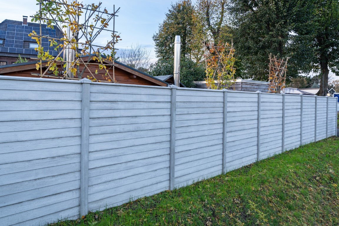 https://cdn.warentuin.nl/media/catalog/product/D/R/DROP8715815504156_01_berton_rabat_houtmotiefplaat_smal_wit_grijs_184_cm_tuindec_9ead.jpg