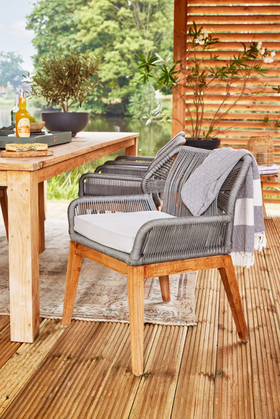 https://cdn.warentuin.nl/media/catalog/product/D/R/DROP8715815522686_01_teak_tuinstoel_granada_met_kussen_set_van_2_stoelen_tuinde_c6c3.jpg