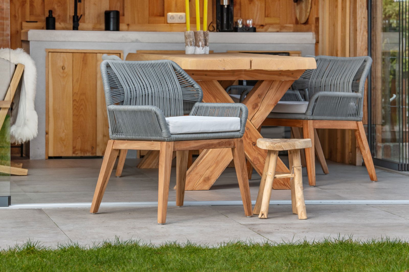 https://cdn.warentuin.nl/media/catalog/product/D/R/DROP8715815522686_teak_tuinstoel_granada_met_kussen_set_van_2_stoelen_tuindeco_00ba.jpg
