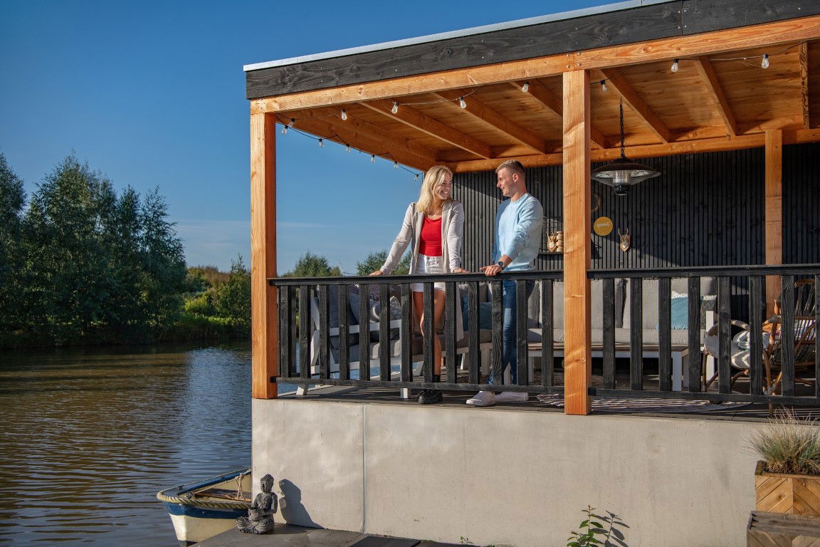 https://cdn.warentuin.nl/media/catalog/product/D/R/DROP8715815541236_triple_profiel_midden_europees_vuren_zwart_gespoten_2_2x14_0x_1f3c.jpg