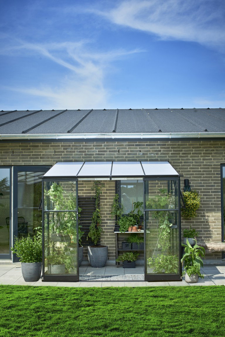 https://cdn.warentuin.nl/media/catalog/product/D/R/DROP8719214382773_01_muurkas_qube_lean_to_68_zwart_3_mm_veiligheidsglas_6_mm_po_4066.jpg