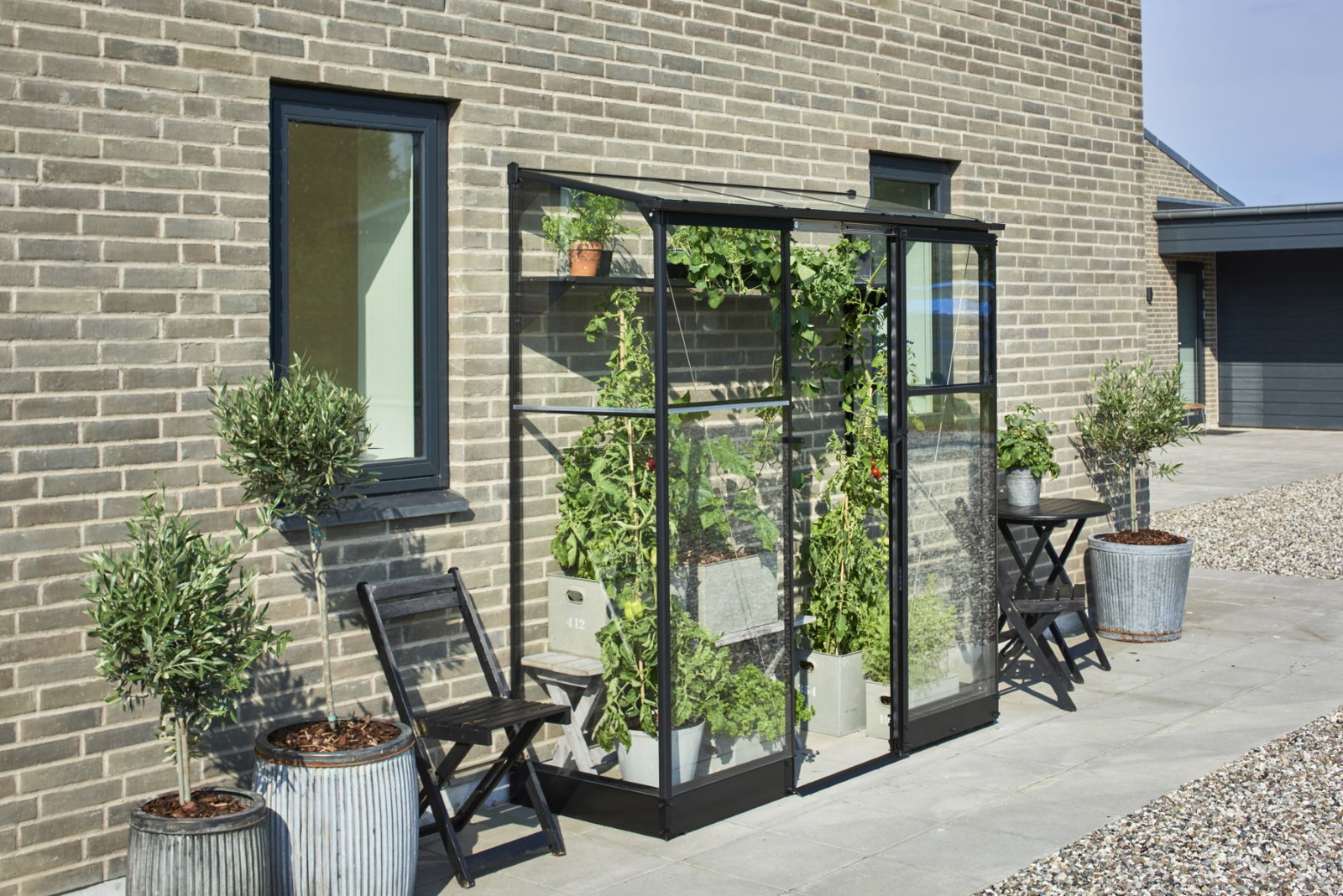 https://cdn.warentuin.nl/media/catalog/product/D/R/DROP8719214389352_01_Muurkas_Qube_Lean_to_26_Halls_Greenhouses_1b28.jpg
