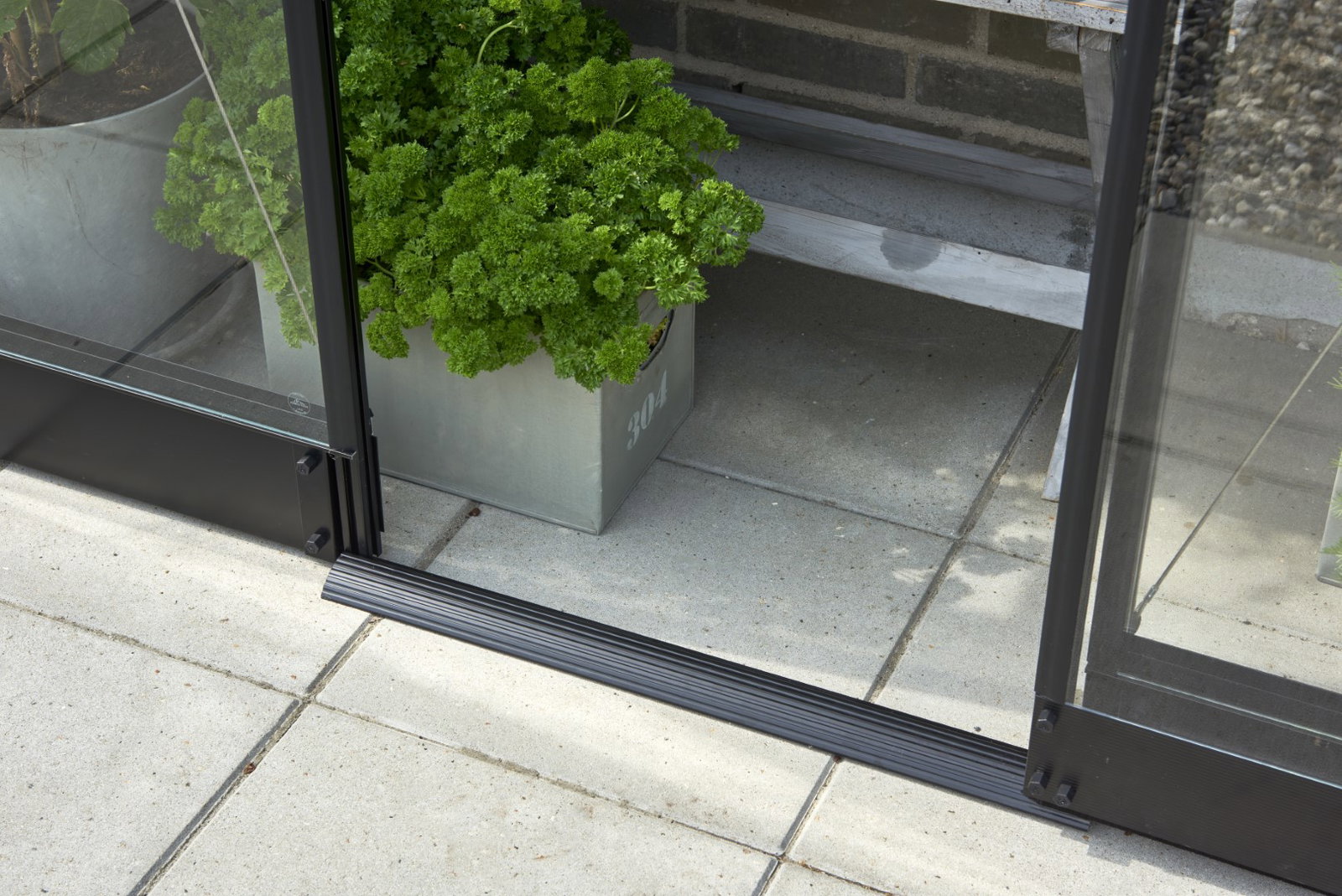 https://cdn.warentuin.nl/media/catalog/product/D/R/DROP8719214389369_01_Fundering_Fundering_Qube_Lean_to_24_Halls_Greenhouses_a5b6.jpg