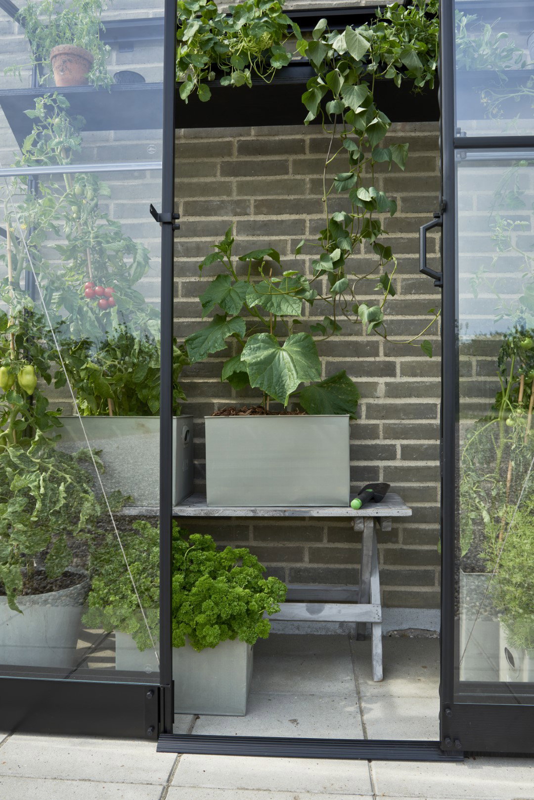 https://cdn.warentuin.nl/media/catalog/product/D/R/DROP8719214389376_01_Fundering_Fundering_Qube_Lean_to_26_Halls_Greenhouses_4468.jpg