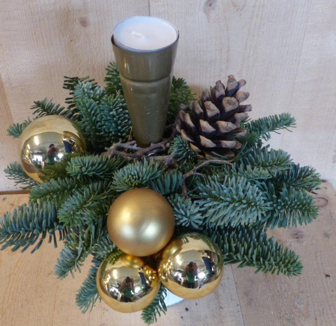 https://cdn.warentuin.nl/media/catalog/product/K/e/Kerststukje__Odessa__simpel_in_hoge_pot_30_cm_hoog_kleur_goud_met_een_hoge_thee_9f49.jpg