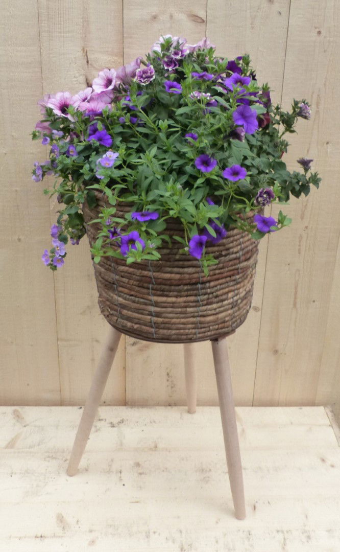 Rieten plantenbak bruin op poten met zomerbloeiers paars blauw h65 cm Warentuin Natuurlijk
