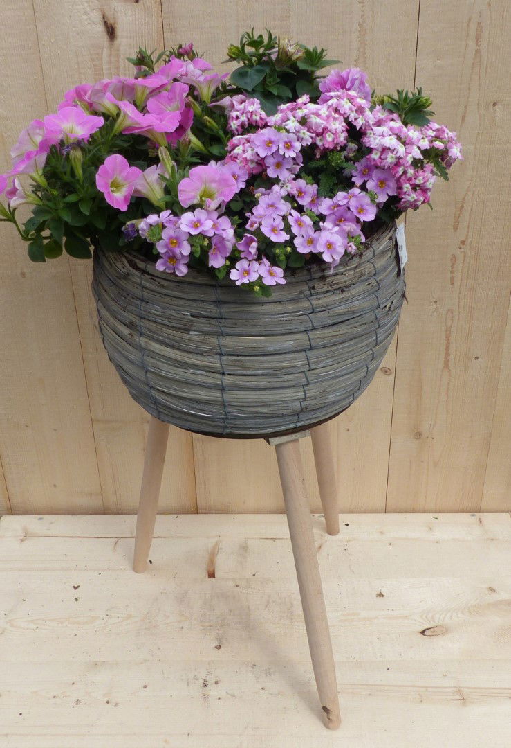 Rieten plantenbak grijs op poten met zomerbloeiers roze h55 cm Warentuin Natuurlijk