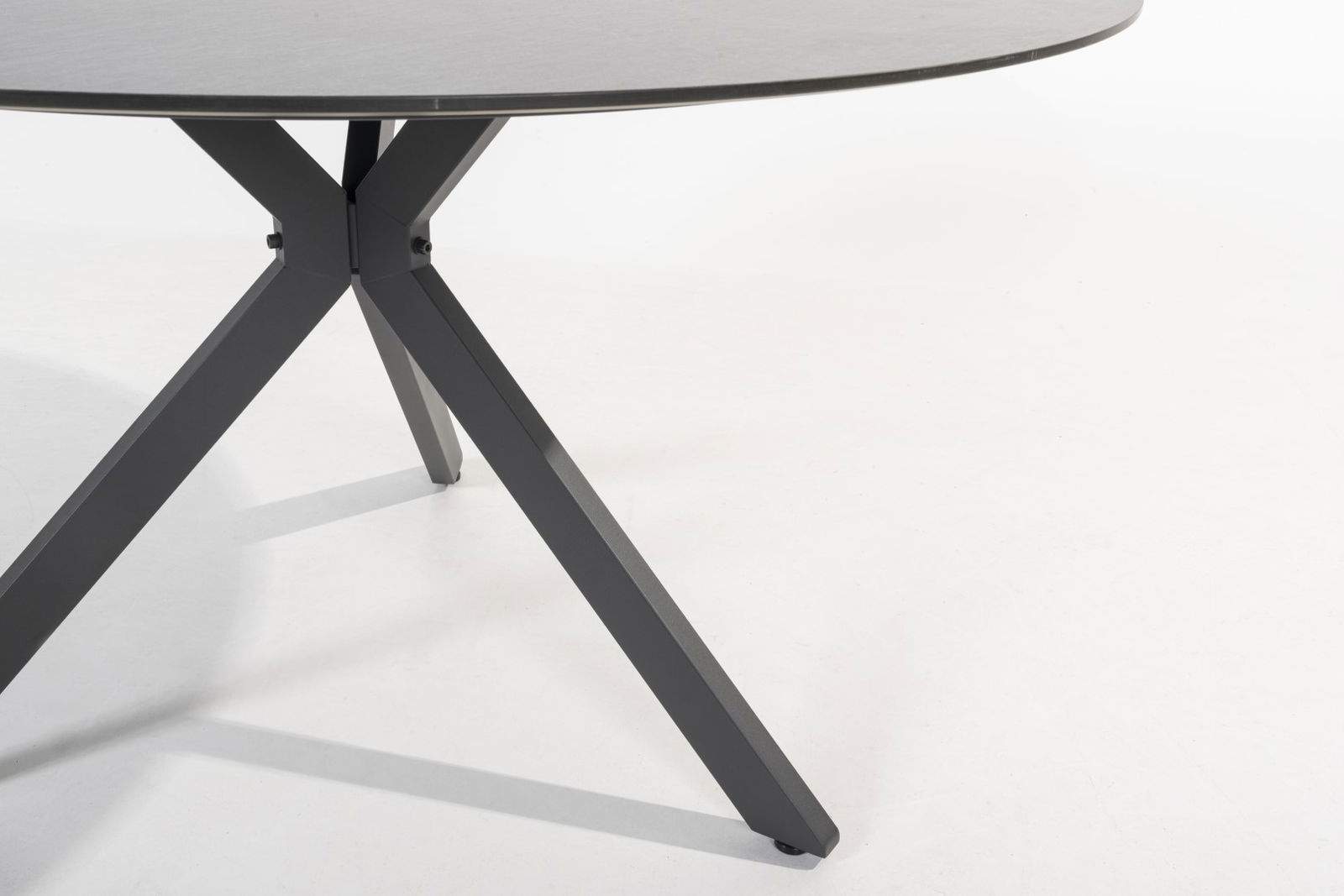 https://cdn.warentuin.nl/media/catalog/product/M/E/MEUB1143000104324_01_locarno_tafelframe_antracite_met_locarno_hpl_slate_tafelbl_1765.jpg