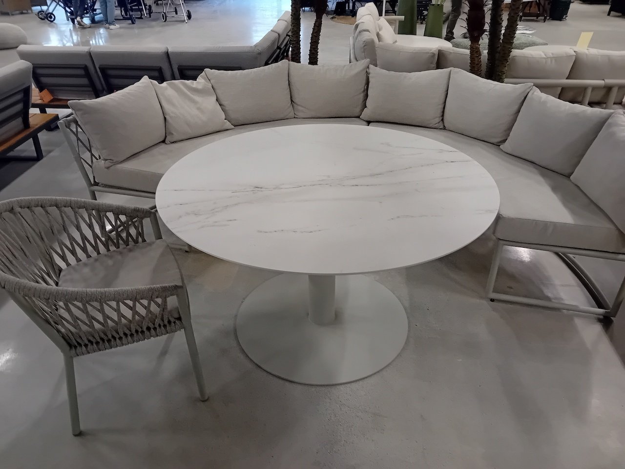 Tuinset Peniche dining tafel RVS, chalk, dia. 140 cm met 2 Majinto stoel chalk, wit, taupe inclusief kussen dune en 2 Key dining hoek wit, taupe inclusief kussen dune - Yoi