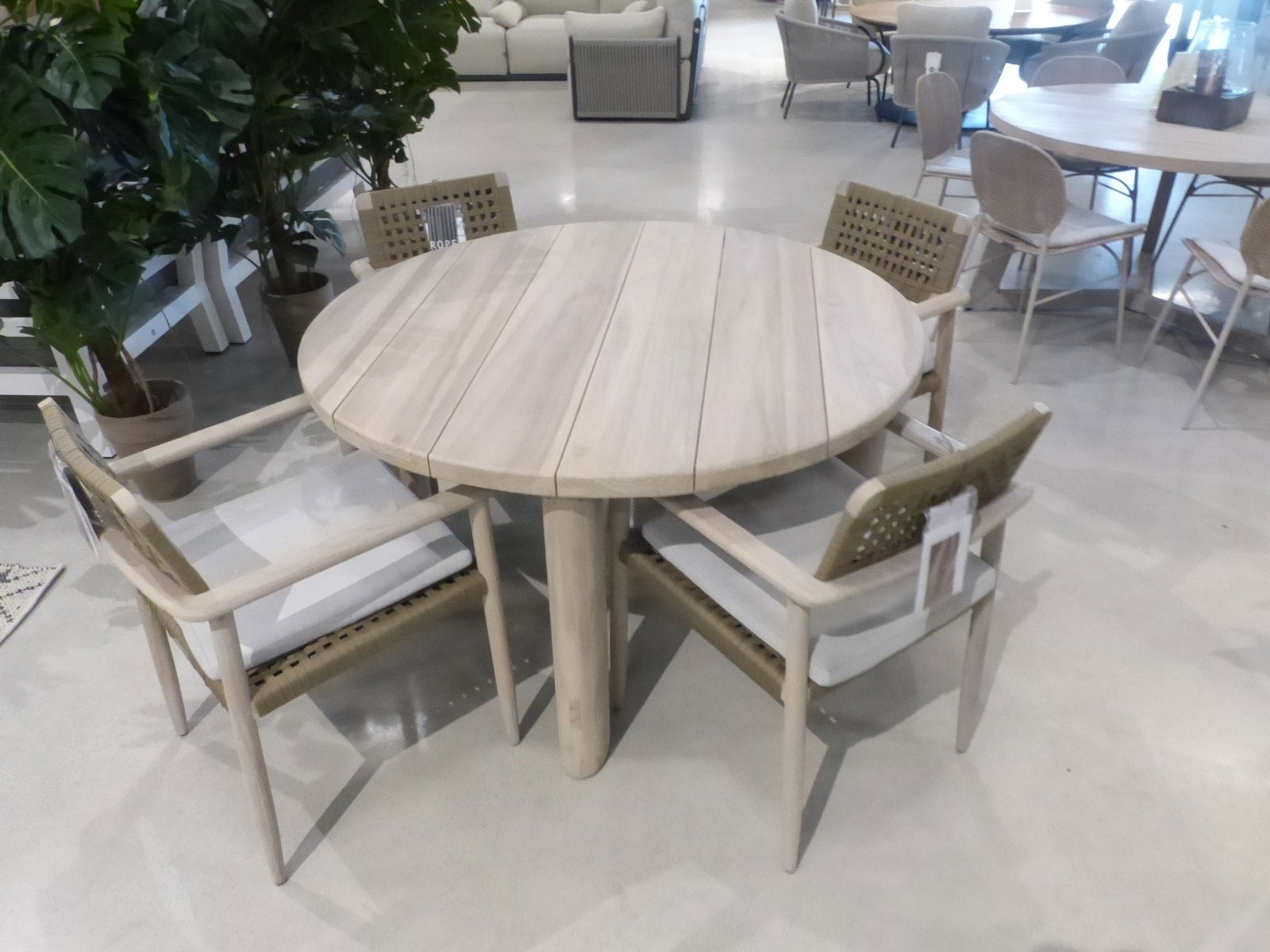 https://cdn.warentuin.nl/media/catalog/product/M/E/MEUB1143000104421_01_borek_tuinset_tuinset_lily_tafel_teak_dia_13_a19c.JPG