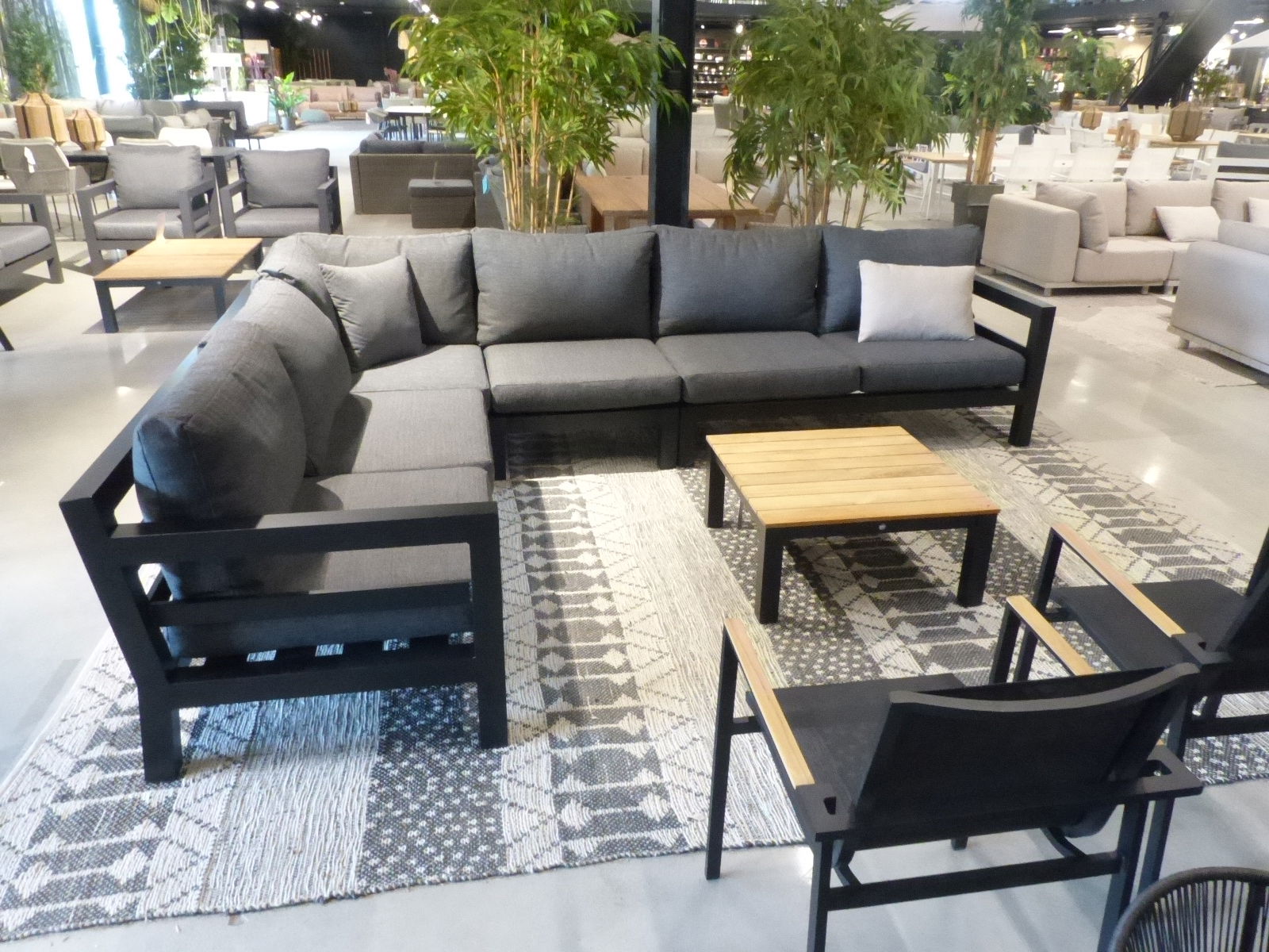 https://cdn.warentuin.nl/media/catalog/product/M/E/MEUB1143000104439_01_borek_loungeset_midori_loungeset_black_340x2_e709.JPG