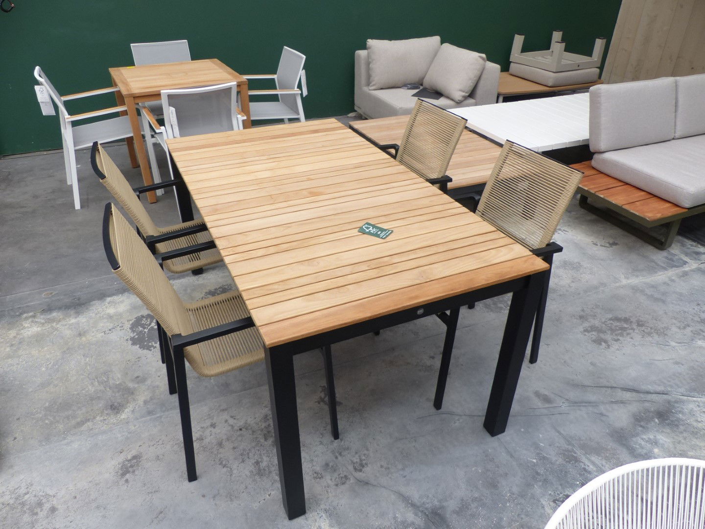 https://cdn.warentuin.nl/media/catalog/product/M/E/MEUB1143000104580_set_van_arashi_tafel_169x90x76_cm_zwart_teak_en_4_ishi_stoele_b208.JPG