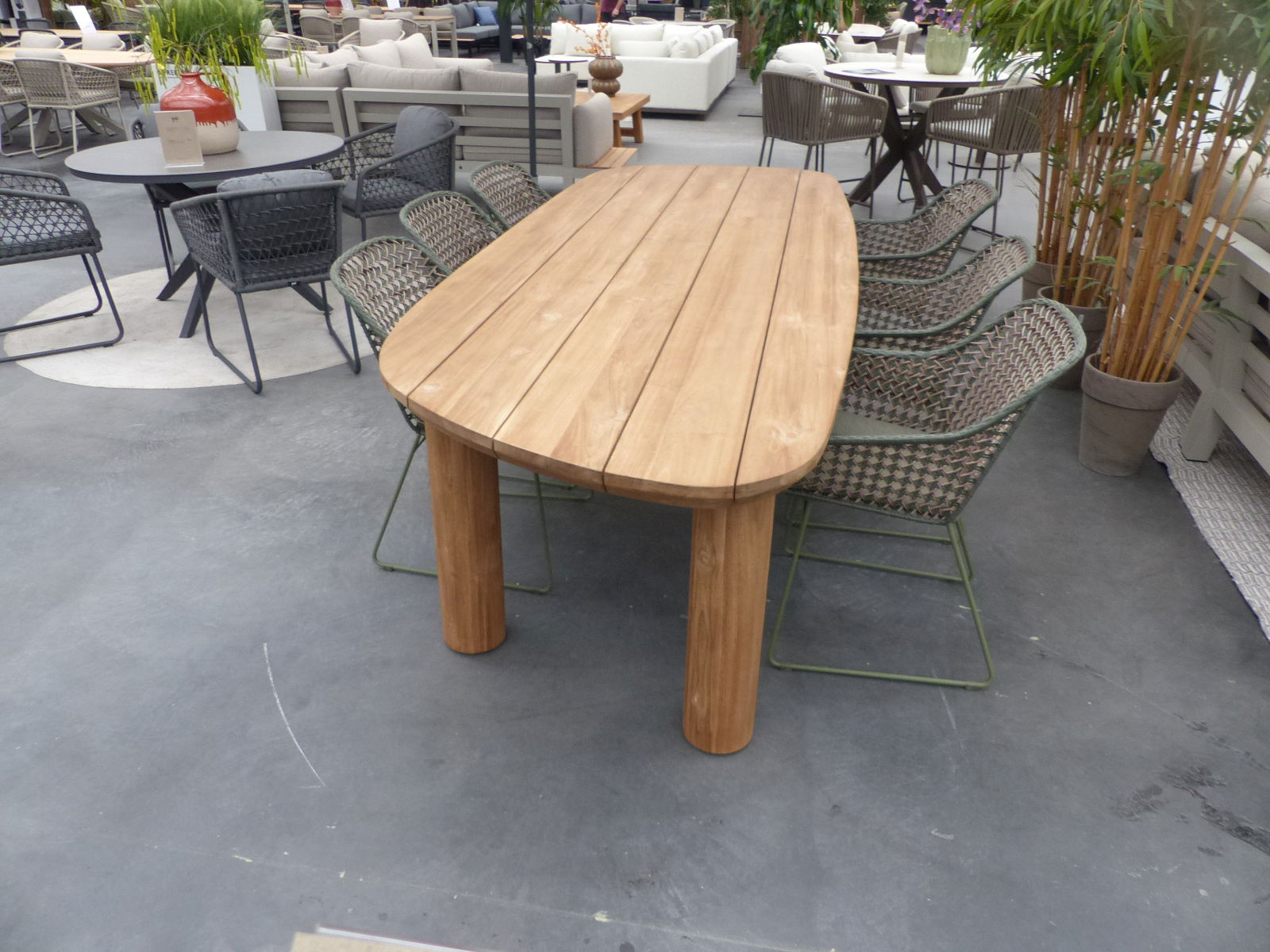 https://cdn.warentuin.nl/media/catalog/product/M/E/MEUB1143000104594_01_set_tirrena_tafel_300x112x76_cm_teak_en_6_alessio_stoelen__008f.JPG