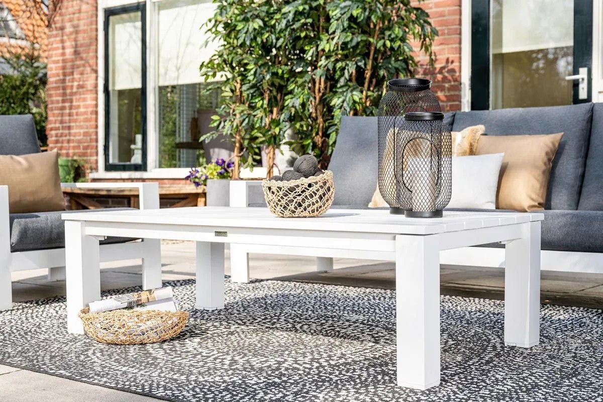 https://cdn.warentuin.nl/media/catalog/product/M/E/MEUB8713002623383_01_lincoln_lounge_tafel_140x70_mat_wit_garden_impressions_war_608b.jpg