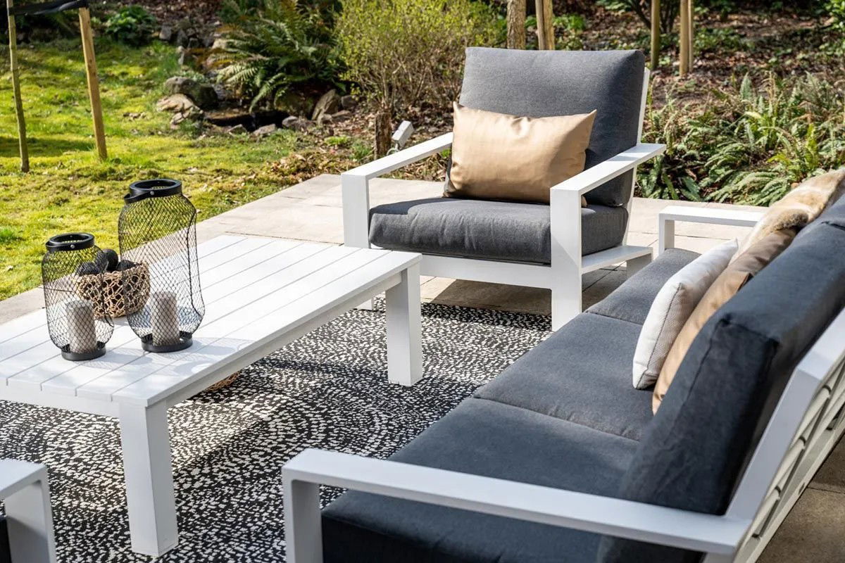 https://cdn.warentuin.nl/media/catalog/product/M/E/MEUB8713002623383_02_lincoln_lounge_tafel_140x70_mat_wit_garden_impressions_war_cd2d.jpg