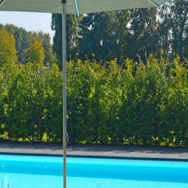 https://cdn.warentuin.nl/media/catalog/product/M/E/MEUB8716839917168_01_borek_stokparasols_stokparasol_detroit_dia_350_cm_wit_bore_203a.jpg