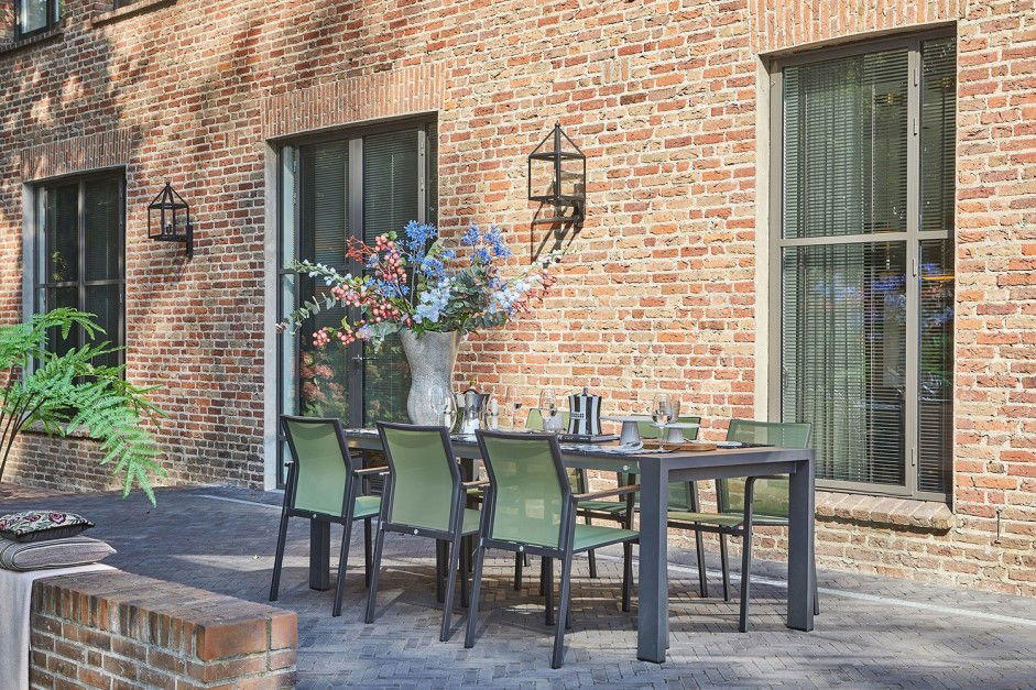 https://cdn.warentuin.nl/media/catalog/product/M/E/MEUB8719497751969_02_suns_diningstoel_tutti_dining_stoel_black_grey_suns_399d.jpg