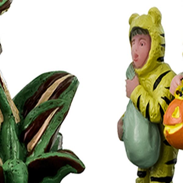 https://cdn.warentuin.nl/media/catalog/product/S/C/SCAN0728162437013_01_lemax_halloweenminiatuur_terrified_trick_or_treaters_12x7x_e685.jpg