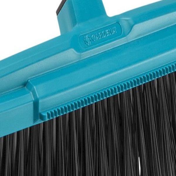 https://cdn.warentuin.nl/media/catalog/product/S/C/SCAN4078500017381_01_combisystem_straatbezem_met_schraper_gardena_5810.jpg
