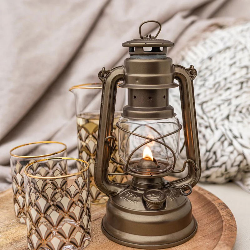 https://cdn.warentuin.nl/media/catalog/product/S/C/SCAN4250435701522_01_stormlamp_276_brons_feuerhand_d899.jpg