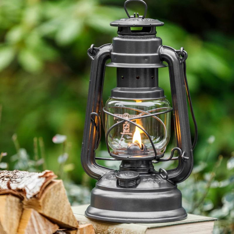 https://cdn.warentuin.nl/media/catalog/product/S/C/SCAN4250435701539_01_stormlamp_276_sparkling_iron_feuerhand_4475.jpg
