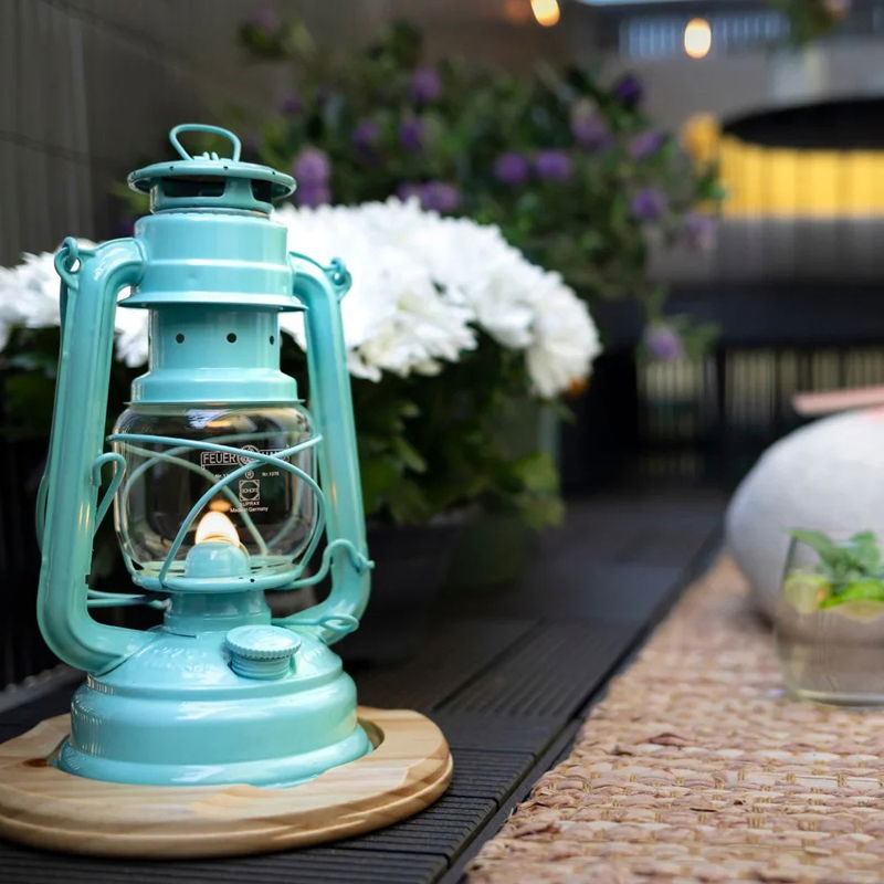 https://cdn.warentuin.nl/media/catalog/product/S/C/SCAN4250435701645_01_stormlamp_276_licht_groen_feuerhand_5ac8.jpg