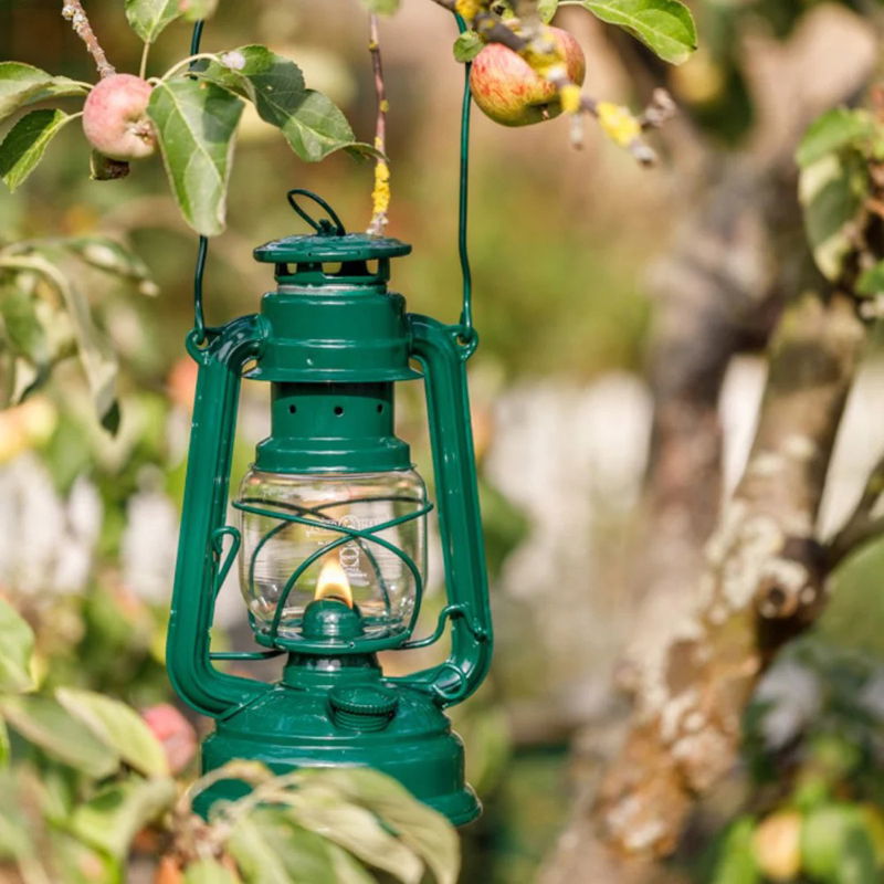 https://cdn.warentuin.nl/media/catalog/product/S/C/SCAN4250435703038_01_stormlamp_276_mos_groen_feuerhand_b13b.jpg