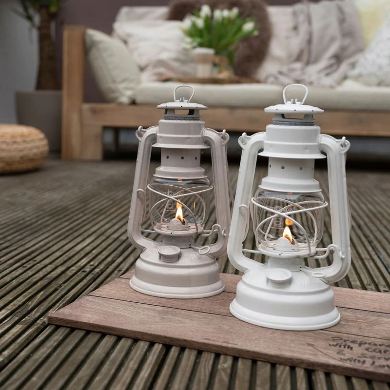 https://cdn.warentuin.nl/media/catalog/product/S/C/SCAN4250435703052_01_stormlamp_276_puur_wit_feuerhand_cea9.jpg