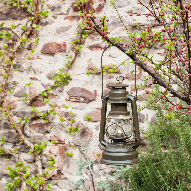 https://cdn.warentuin.nl/media/catalog/product/S/C/SCAN4250435703076_01_stormlamp_276_olijf_groen_feuerhand_a1d5.jpg