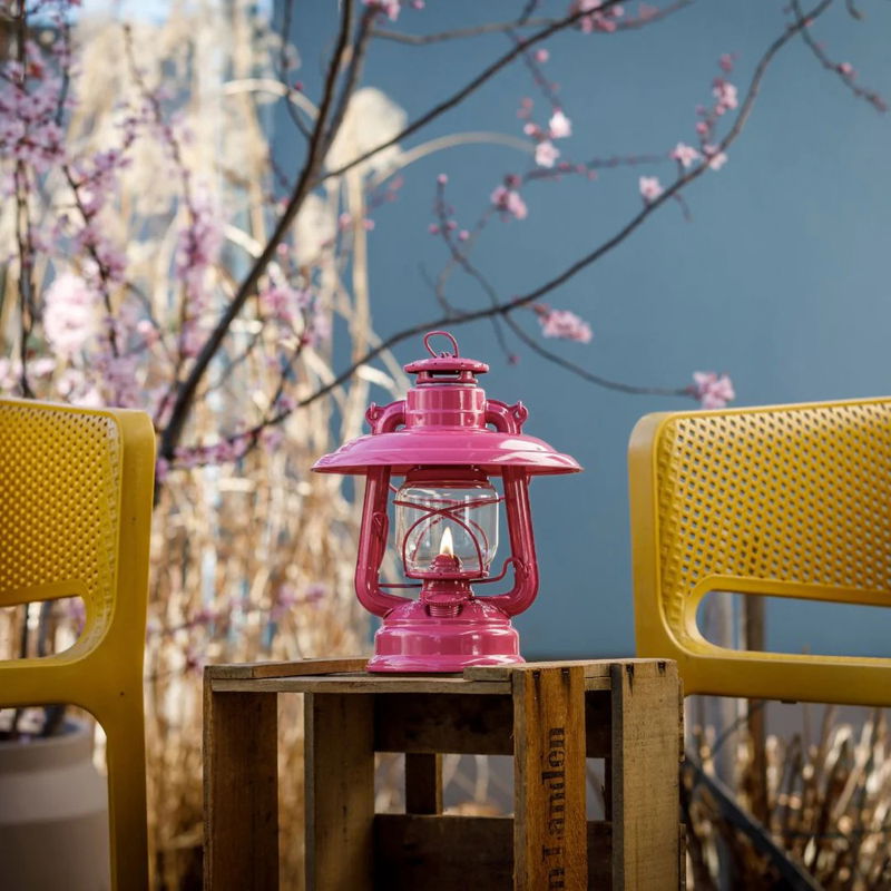 https://cdn.warentuin.nl/media/catalog/product/S/C/SCAN4250435703175_01_stormlamp_276_telemagenta_feuerhand_5628.jpg