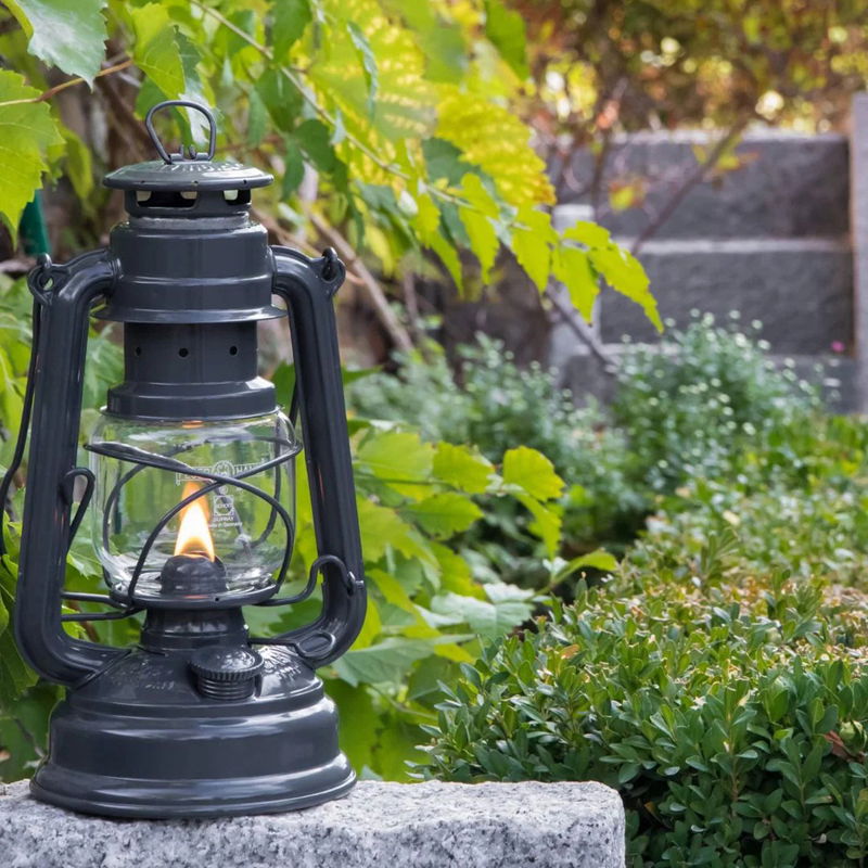 https://cdn.warentuin.nl/media/catalog/product/S/C/SCAN4250435703243_01_stormlamp_276_antraciet_grijs_feuerhand_8e9c.jpg
