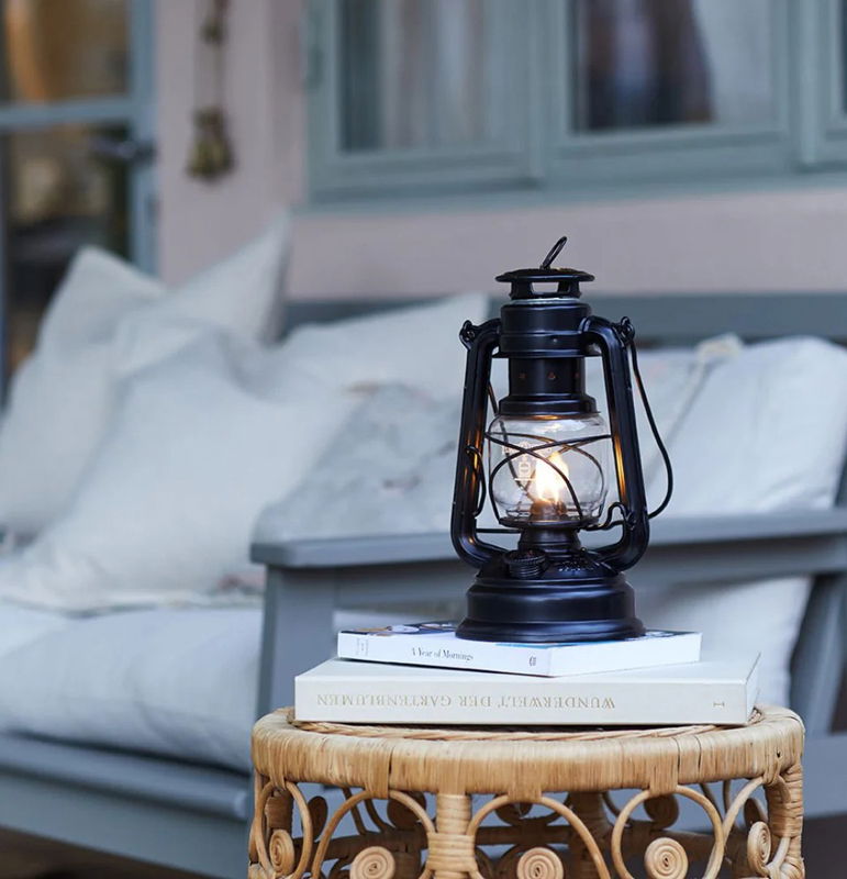 https://cdn.warentuin.nl/media/catalog/product/S/C/SCAN4250435703274_01_stormlamp_276_mat_zwart_feuerhand_42a7.jpg