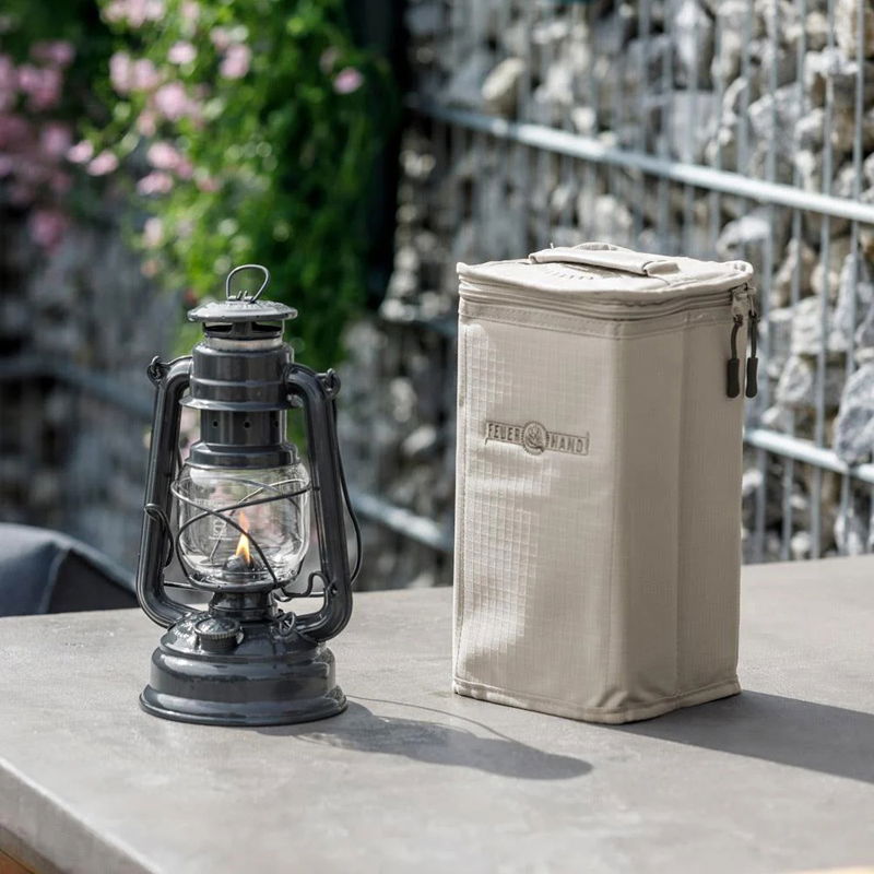 https://cdn.warentuin.nl/media/catalog/product/S/C/SCAN4250435703410_01_transporttas_voor_stormlamp_276_feuerhand_8395.jpg