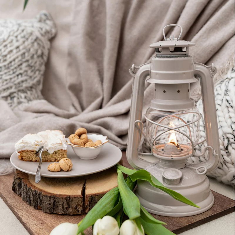 https://cdn.warentuin.nl/media/catalog/product/S/C/SCAN4250435703458_01_stormlamp_276_soft_beige_feuerhand_cbb6.jpg