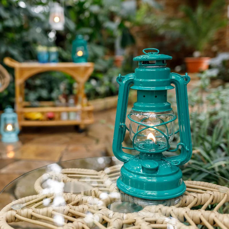 https://cdn.warentuin.nl/media/catalog/product/S/C/SCAN4250435703472_01_stormlamp_276_blauwgroen_feuerhand_ecc0.jpg