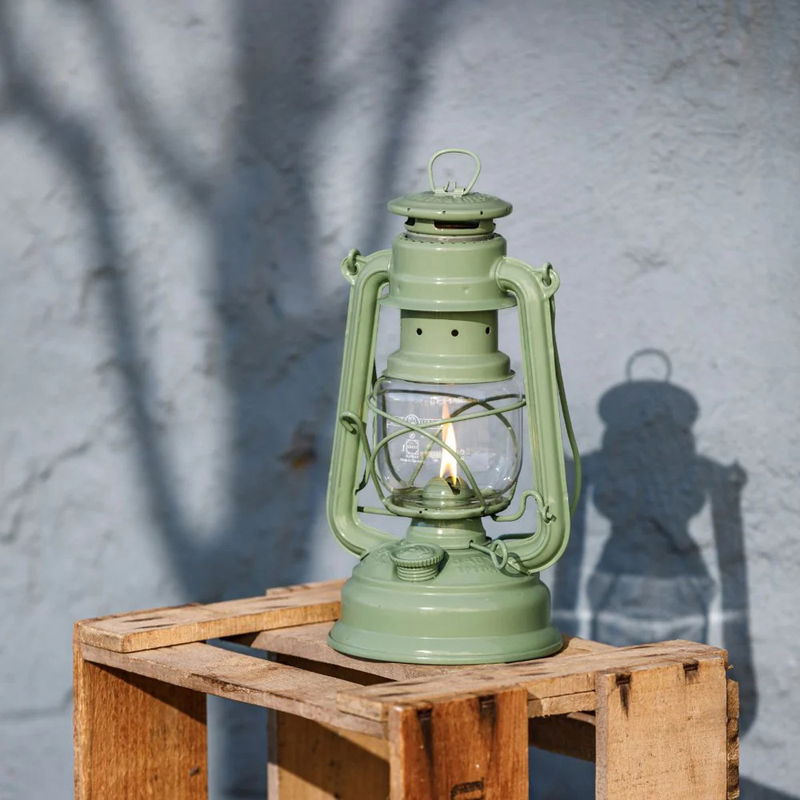 https://cdn.warentuin.nl/media/catalog/product/S/C/SCAN4250435720349_01_stormlamp_276_salie_groen_feuerhand_5a36.jpg