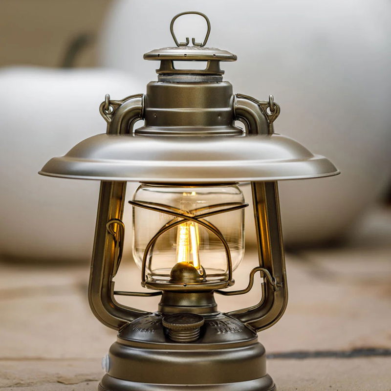 https://cdn.warentuin.nl/media/catalog/product/S/C/SCAN4250435720363_01_led_stormlamp_276_brons_feuerhand_6fa4.jpg