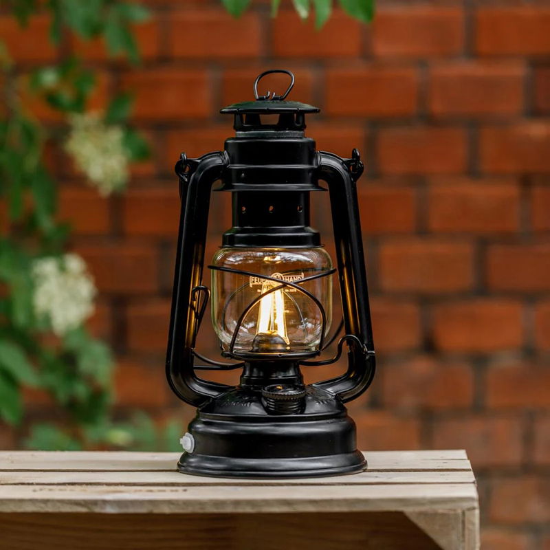 https://cdn.warentuin.nl/media/catalog/product/S/C/SCAN4250435720387_01_led_stormlamp_276_mat_zwart_feuerhand_7456.jpg