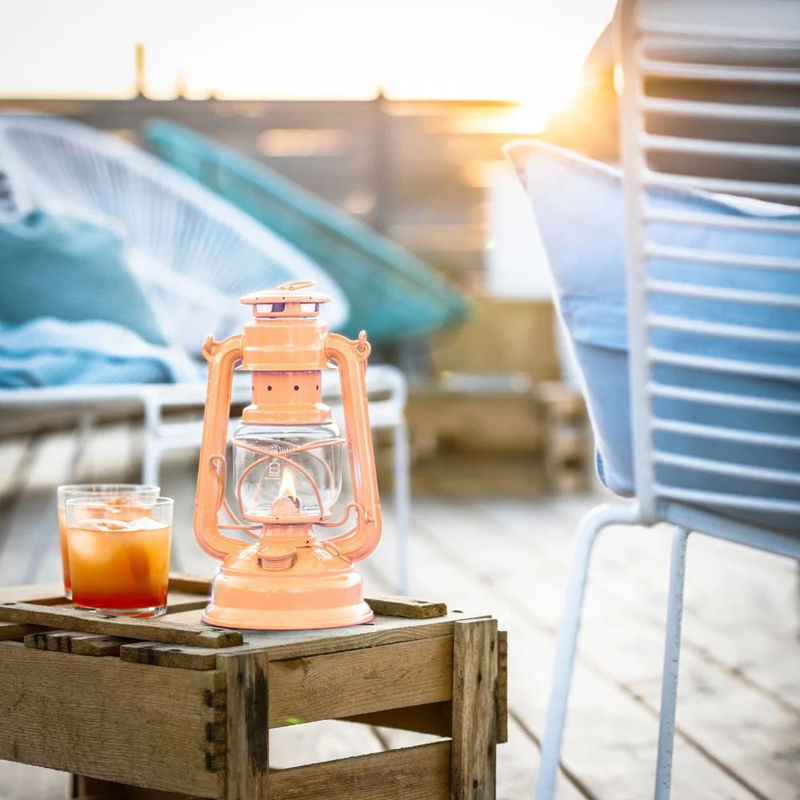 https://cdn.warentuin.nl/media/catalog/product/S/C/SCAN4250435742334_01_stormlamp_276_soft_perzik_feuerhand_c175.jpg