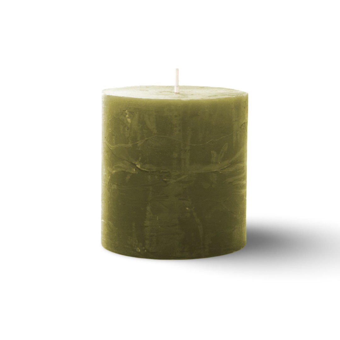 https://cdn.warentuin.nl/media/catalog/product/S/C/SCAN5411708189334_01_kaars_rustiek_70_70_mm_olijfgroen_spaas_98b6.jpg