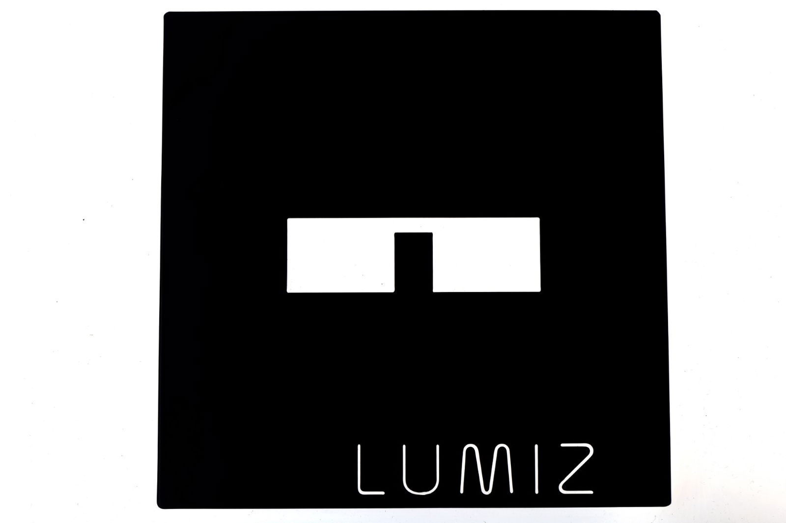 https://cdn.warentuin.nl/media/catalog/product/S/C/SCAN6013842784735_lumiz_accesoires_metalen_plaat_20_cm_zwart_4039.jpg