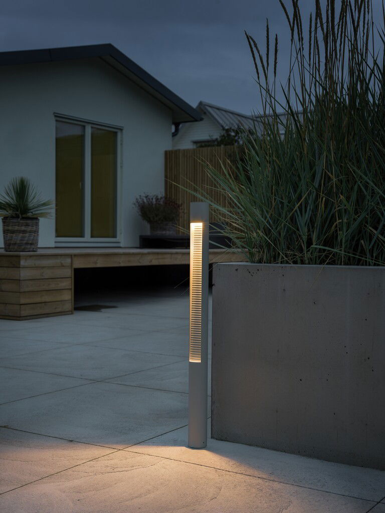 https://cdn.warentuin.nl/media/catalog/product/S/C/SCAN7318307537253_01_armatuur_staand_udine_led_wit_97_cm_konstsmide_b921.jpg