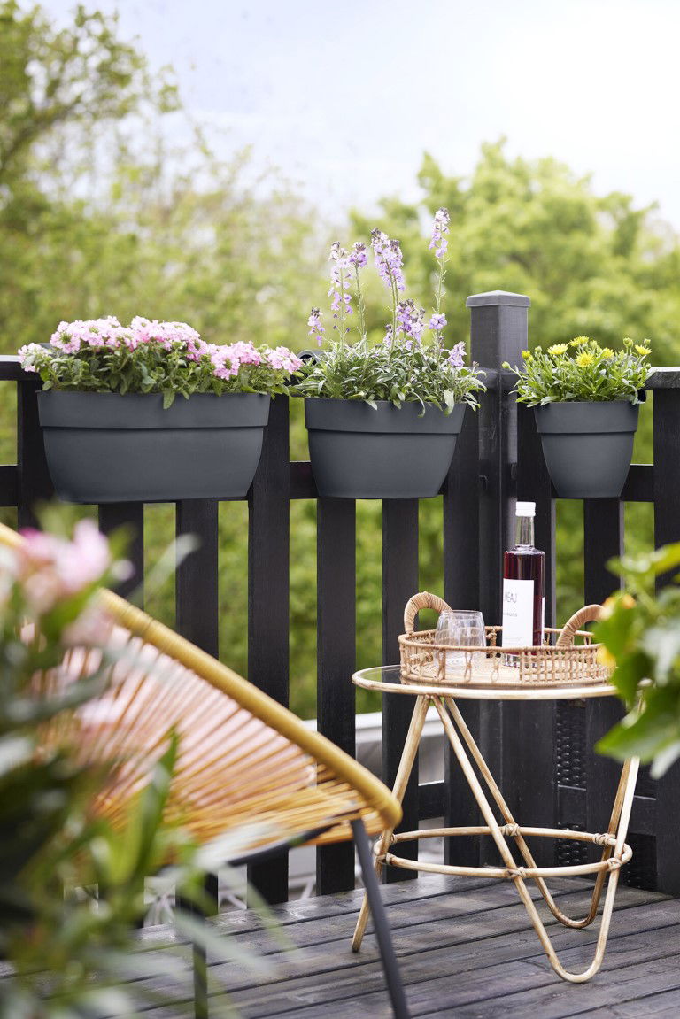 https://cdn.warentuin.nl/media/catalog/product/S/C/SCAN8711904492939_01_elho_plantenbak_plantenbak_vibia_campana_easy_hanger_small_2c0c.jpg