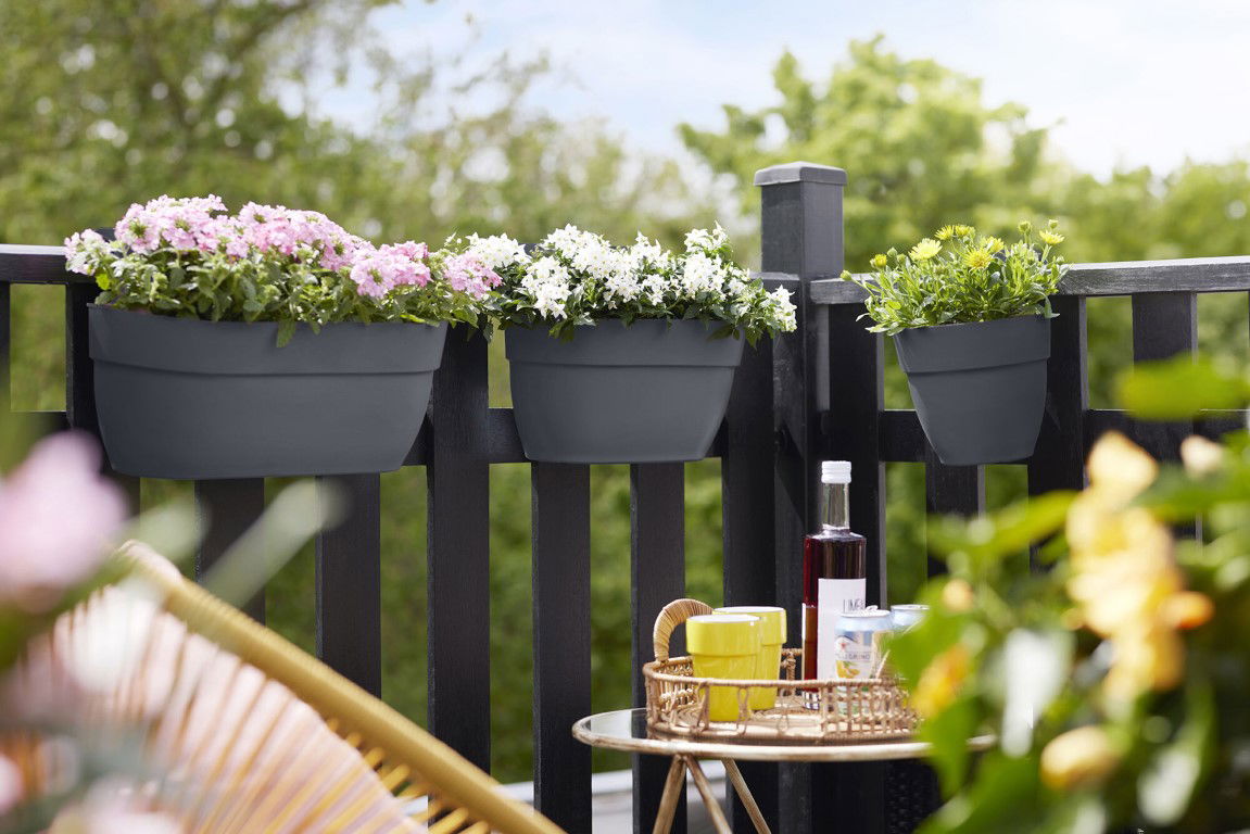 https://cdn.warentuin.nl/media/catalog/product/S/C/SCAN8711904492991_01_elho_plantenbak_plantenbak_vibia_campana_easy_hanger_large_047b.jpg
