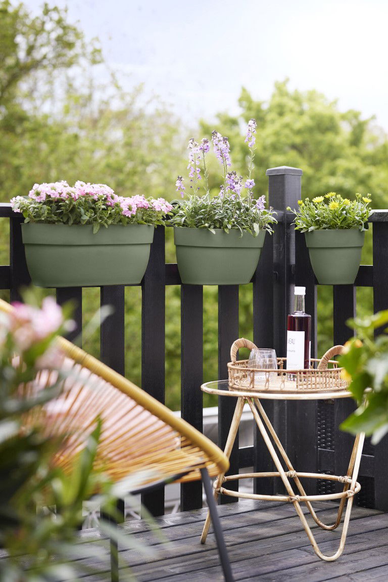 https://cdn.warentuin.nl/media/catalog/product/S/C/SCAN8711904499747_01_elho_plantenbak_plantenbak_vibia_campana_easy_hanger_small_2924.jpg