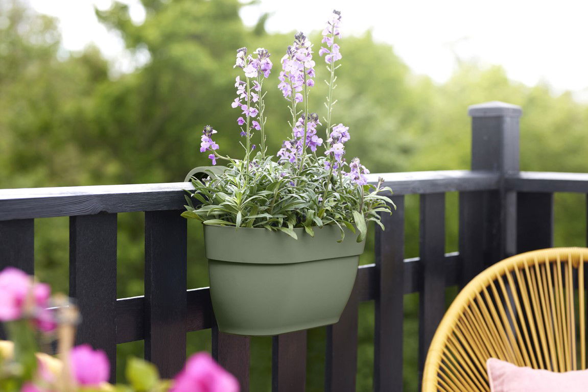 https://cdn.warentuin.nl/media/catalog/product/S/C/SCAN8711904499778_01_elho_plantenbak_plantenbak_vibia_campana_easy_hanger_mediu_9229.jpg