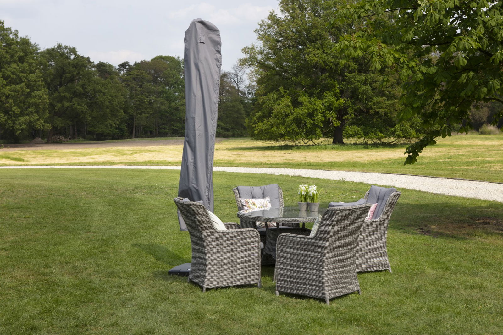 https://cdn.warentuin.nl/media/catalog/product/S/C/SCAN8713229070823_01_madison_parasol_covers_stokparasol_covers_grey_250x60_cm_afa6.jpg