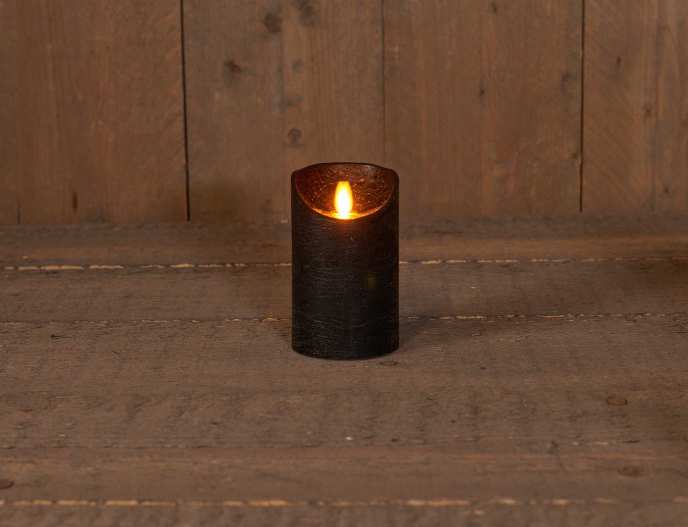 https://cdn.warentuin.nl/media/catalog/product/S/C/SCAN8713619405259_1_kerze_wachs_rustikal_bewegte_flamme_7_5x12_5_cm_schwarz_b_o_0cb8.jpg