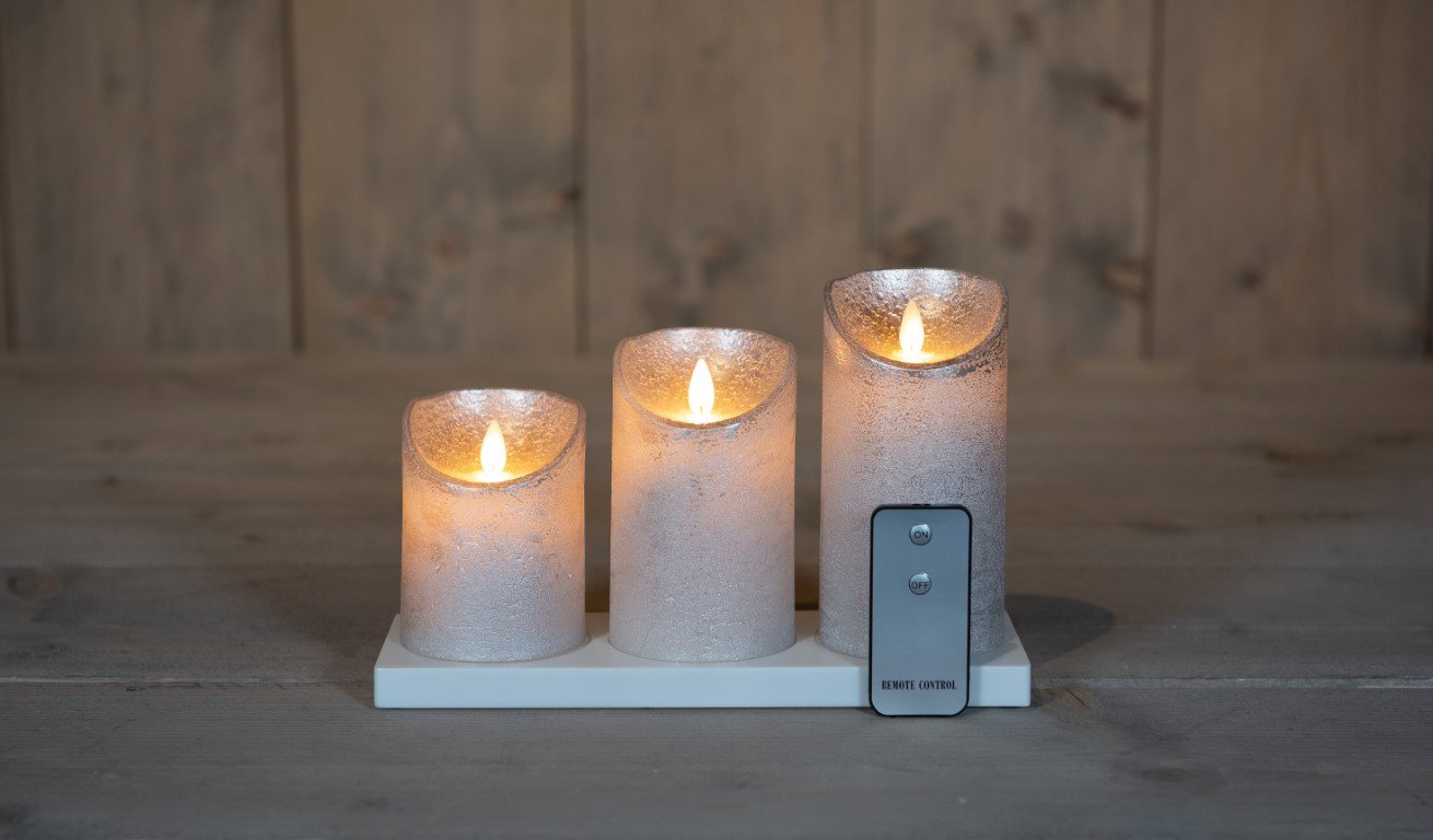 https://cdn.warentuin.nl/media/catalog/product/S/C/SCAN8713619415401_annas_collection_led_kaars_3st_oplaadbare_kaars_wax_zilver_ru_7178.jpg