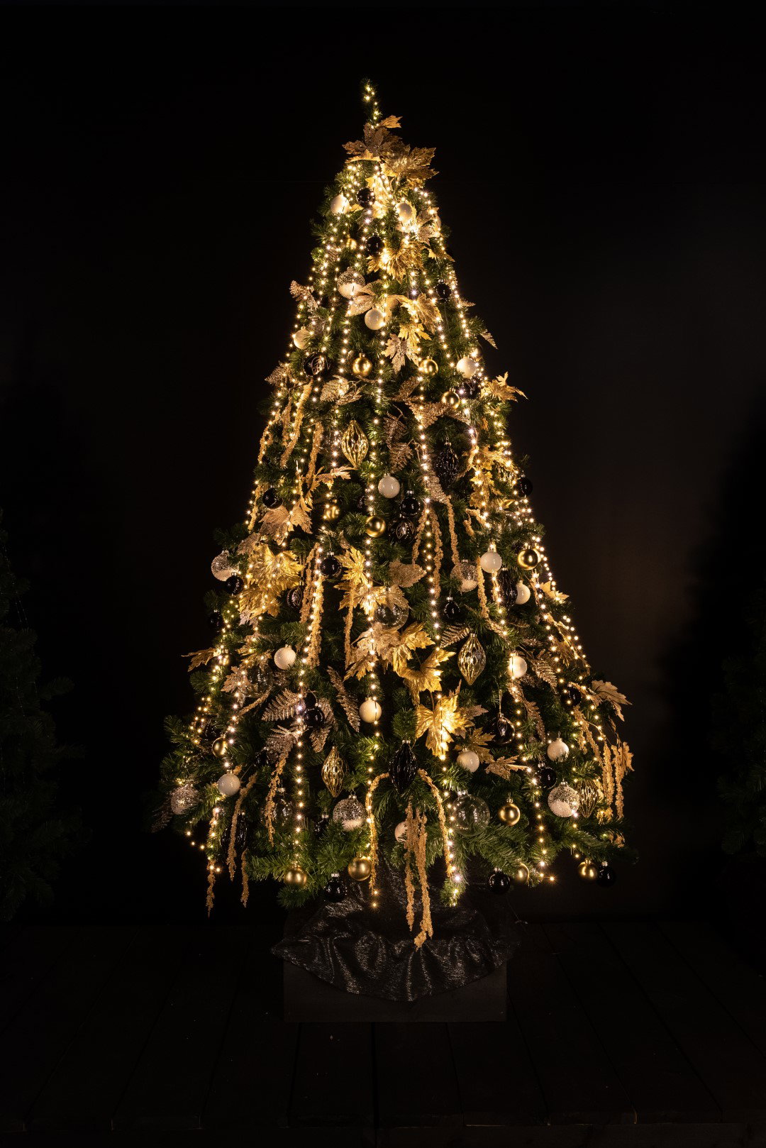 https://cdn.warentuin.nl/media/catalog/product/S/C/SCAN8713619420047_coen_bakker_deco_kerstverlichting_chain_tree_cascade_960led_e_5882.jpg